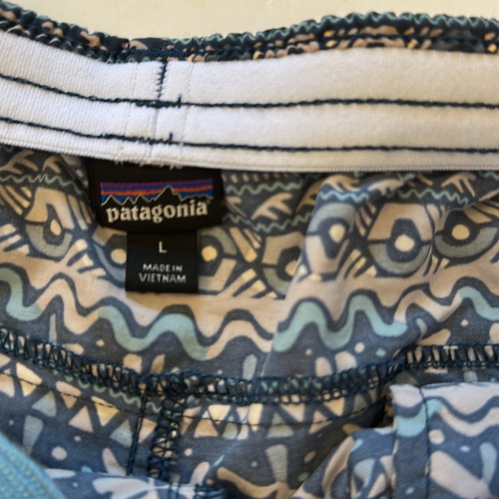 Patagonia Women's baggies 5 inch Geometric Patterned Shorts - Blue and Cream - Picture 3 of 5